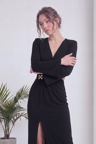 zks grup tekstil Rochie neagră din crep, cu decolteu în V, broșă, cu crăpături și mânecă spaniole