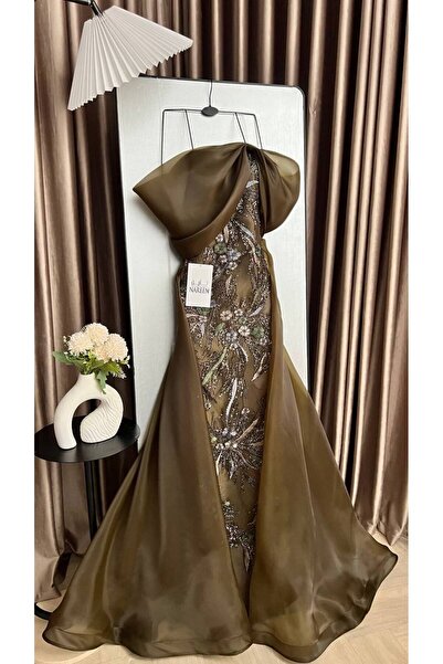 Nareen Fashion فستان زيتي أنيق بتصميم راقٍ وتفاصيل ناعمة، يمنح إطلالتك لمسة ف...