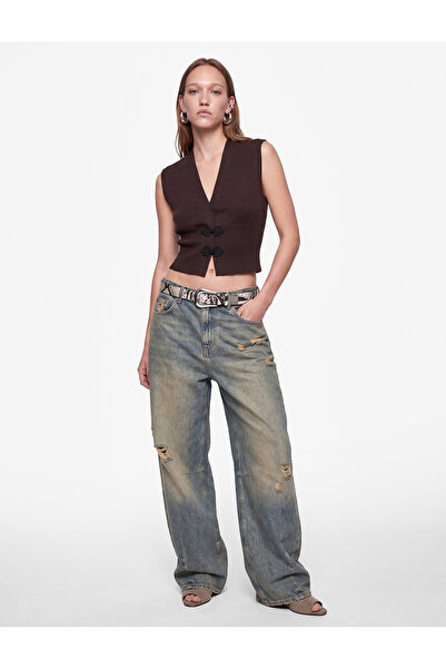 Koton Slim Fit V Yaka Kolsuz Süslü Düğmeli Triko Yelek