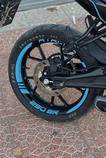 Banxtre CFMOTO 250 SR için Yazılı Kalın Kesikli Jant Şeridi Sticker Seti (16 ...
