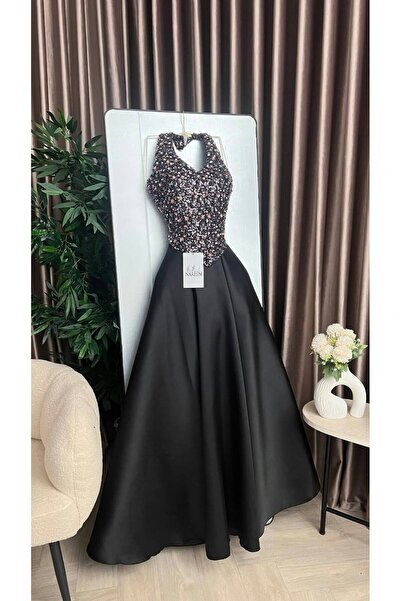 Nareen Fashion فستان سهرة أسود فاخر بتصميم أنيق وجذاب، يتميز بجزء علوي مطرز ب...