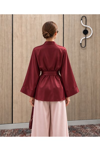 Glowear Atelier كيمونو من الساتان الأحمر الداكن مع حزام