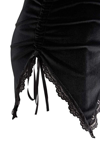 Trendyol Collection قميص نوم فاخر/بيبي دول أسود بحمالات رفيعة وتفاصيل من الدا...