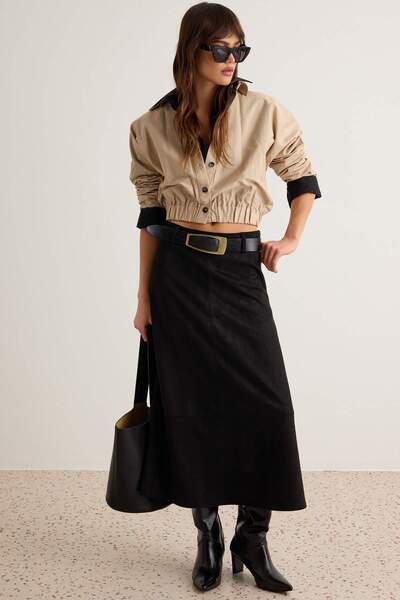 Trendyol Collection تنورة سوداء من الجلد السويدي المحبوك بطول متوسط ​​TWOAW26...