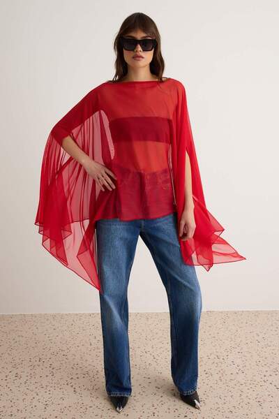 Trendyol Collection بلوزة حمراء سادة كبيرة الحجم بدون أكمام وياقة قاربية وأكم...