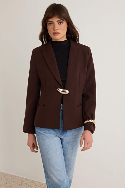 Trendyol Collection سترة بليزر بأزرار وإكسسوارات باللون البني الداكن TWOAW27B...