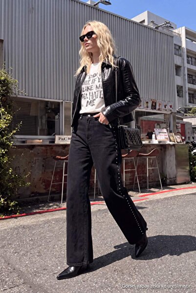 Trendyol Collection بنطلون جينز فضفاض بخصر عادي مع تفاصيل إكسسوارات سوداء TWO...