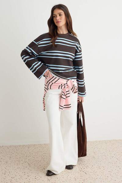 Trendyol Collection سويت شيرت بني محبوك TWOAW27SW00237