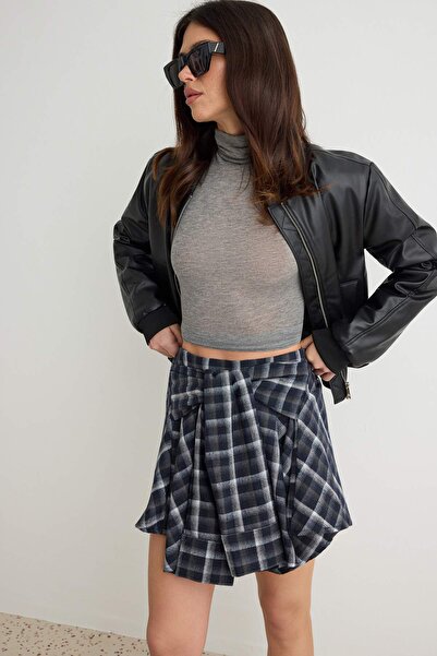 Trendyol Collection قميص فلانيل أسود منقوش غير متماثل مع تنورة قصيرة TWOAW27E...