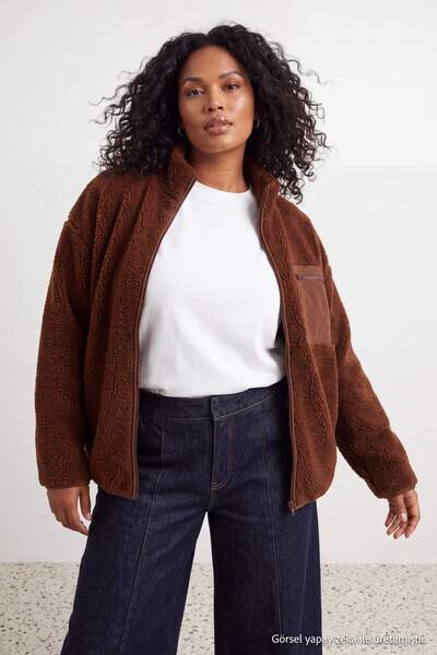Trendyol Curve سترة محبوكة من الصوف السميك باللون البني من Winter Essentials ...