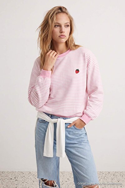Trendyol Kollektion Hellrosa gestreiftes, mit Erdbeeren besticktes, übergroße...