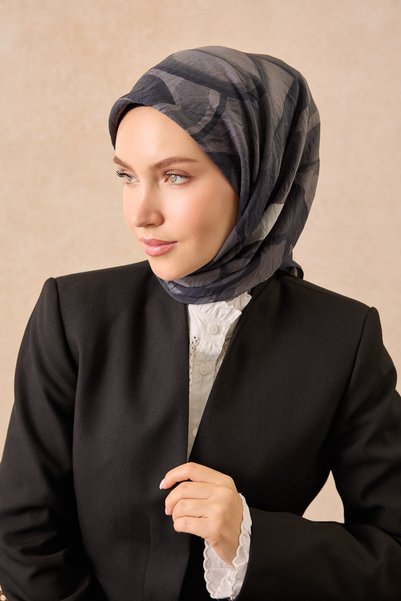 Silk Home وشاح فيلورا أسود بتصميم تجريدي