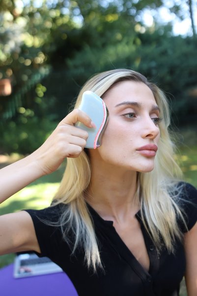 Sculpt Mini Elektrikli Gua Sha Kırmızı LED Işıklı Isıtmalı Titreşimli Şarjlı Yüz Boyun Masaj Aleti