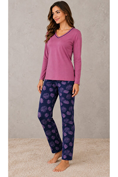 embody Pijama de damă din bumbac, formată dintr-un top roz și un pantalon alb...
