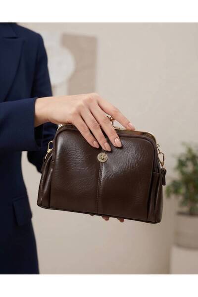 addy Retro Design Vintage Hand and Shoulder Bag with Metal Clip