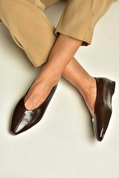 Fox Shoes Z820402060 حذاء باليه نسائي بني ريفي ذو مقدمة مدببة على شكل حرف V
