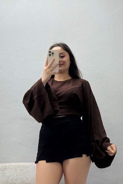 BELENDİR بلوزة نسائية من Yumoş Triko بأكمام قصيرة وربطة عنق باللون البني