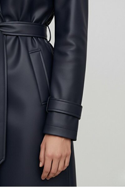 VESS MODA معطف جلدي نسائي مبطن بجيوب وتفاصيل أكمام مزينة بتطريزات مميزة