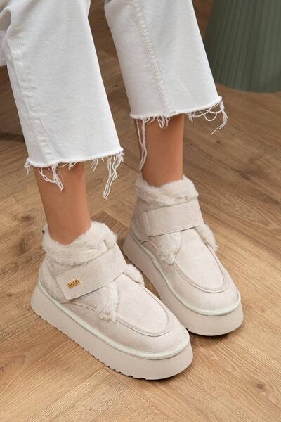 Kadın süet içi kürklü cırtlı bantlı tavşan kürk detaylı kalın taban 5cm bot