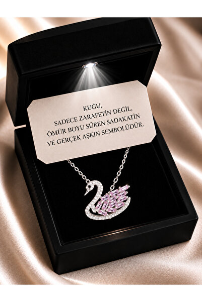 SARIASLAN Işıklı Kutuda Rodyumu Pembe Baget Taşlı Kuğu Gümüş Kolye Notlu