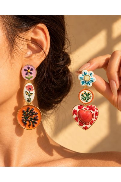 Kutcha Accessories أقراط متدلية غير متماثلة بأشكال زهور وقلوب من فلورا