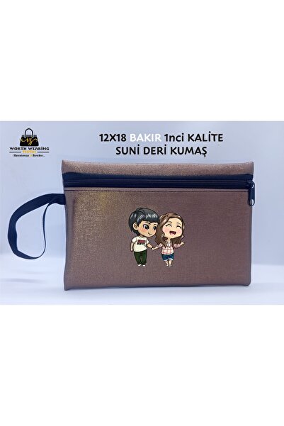 BAKIR RENKLİ SUNİ DERİ CÜZDAN 12X18CM. MAKYAJ EL ÇANTASI EL ELE GENÇLER BASKILI