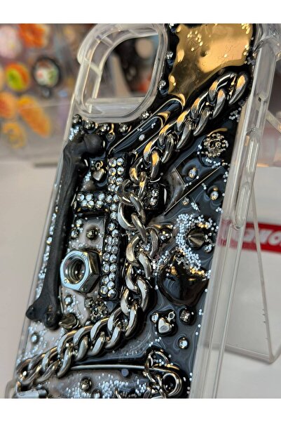 iPhone 15 Gothic Grunge Zincirli Siyah Telefon Kılıfı – Metal Çivi ve Taş Detaylı