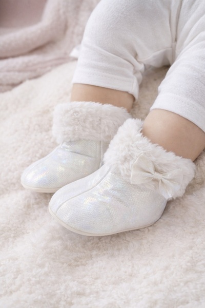 Pure Boutique Cizmulite bebe albe cu blanita, funda decorativa si efect sidef...