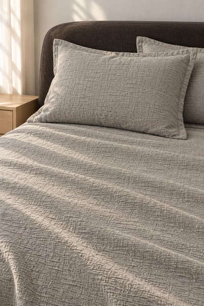 VAROL Pietra Dokulu Çift Kişilik Yatak Örtüsü Takımı Taş 240×260 cm – 2 Yastık Kılıflı