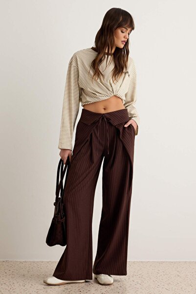 Trendyol Collection بنطلون واسع الساق مخطط باللون البني الداكن TWOAW27PL00107