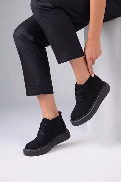 Stilbagshoes LUCİE TAŞ DETAYLI BAĞCIKLI SÜET KADIN BOTİE SİYAH