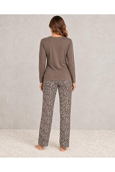 embody Pijama de damă din bumbac cu mânecă lungă, formată dintr-o bluză maro-taupe și un pantalon cu imprimeu leopard.