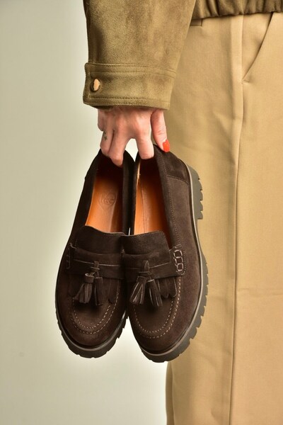 Fox Shoes Z944014461 حذاء لوفر بني من جلد الغزال ذو نعل سميك ومزين بشراشيب