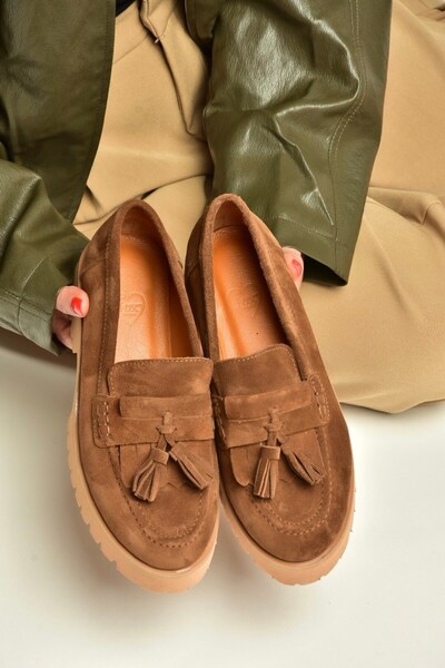 Fox Shoes Z944014461 حذاء لوفر من جلد الغزال البني ذو نعل سميك ومزين بشراشيب
