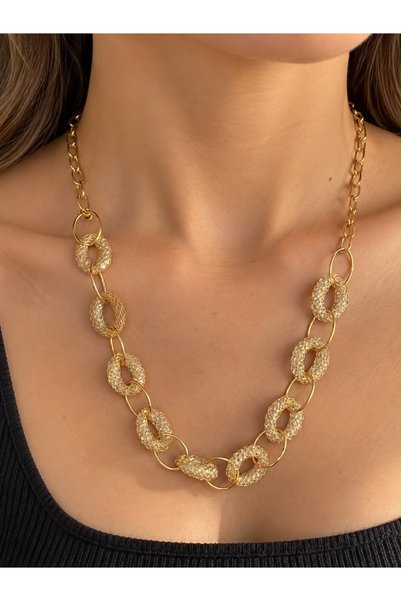 Gold Halka Detaylı Örgü Zincir Kolye – Şık ve Modern Tasarım