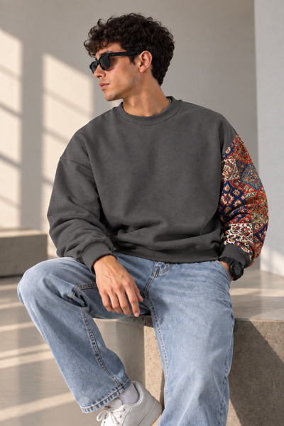 Erkek Oversize Tek Kol Etnik Desenli 3 İplik Şardonlu Sweatshirt