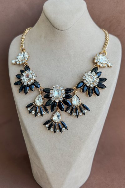 Dore Collection قلادة بتصميم قوطي أنيق باللون الأسود مع حجر ميكيك وتفاصيل كري...