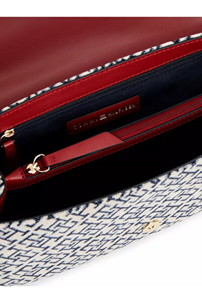 Tommy Hilfiger Kadın Monogram Jakarlı Mıknatıs Kapamalı Ayarlanabilir Omuz Askılı İç Fermuar Cepli Lacivert Çanta