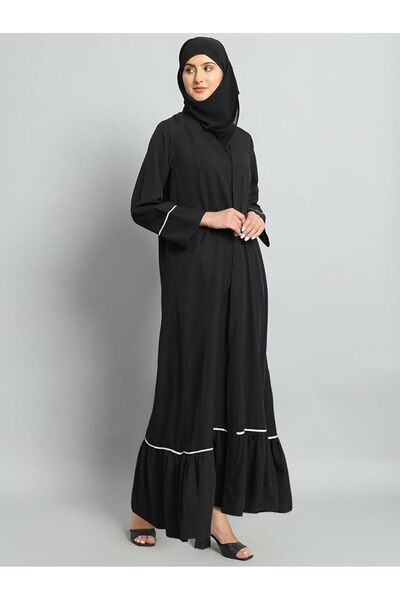 styleville.in ترتدي النساء العربيات عباءة مع حجاب.