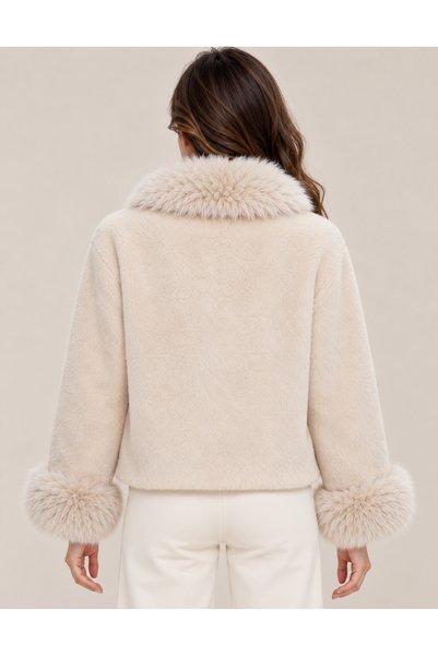 TOP CLOTHE جاكيت نسائي فرو ناعم بياقة و اكمام فرو وأزرار لؤلؤية
