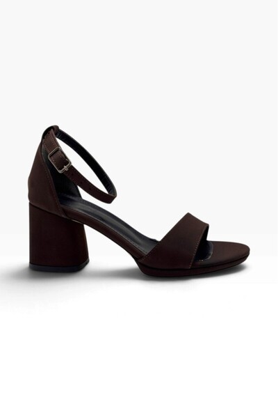 C shoes صندل نسائي من C-Shoes VM307-26 مصنوع من الساتان بشريط واحد وكعب سميك