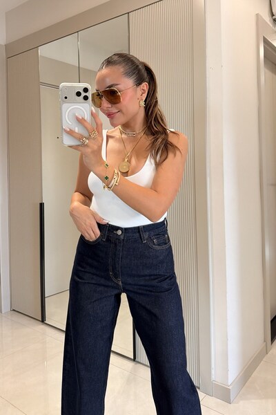 Gizem Ecemiş Denvis Beyaz Dekolteli Basic Bodysuit