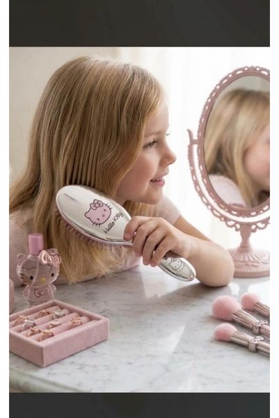BRUSH WORLD Hello Kitty Brush That Easily Combs Your Hair