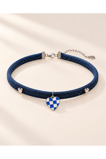 Kumsal Allure Checkered Heart Denim Choker Kolye – Mavi Beyaz Damalı Kalp Det...