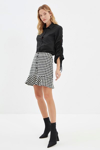 Trendyol Collection Černá tkaná volánová sukně TWOAW22ET0037