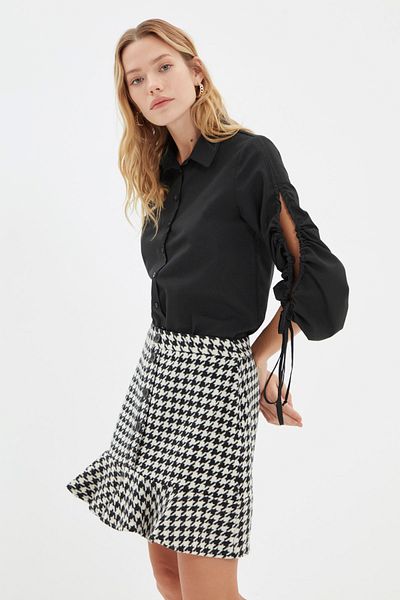 Trendyol Collection Černá tkaná volánová sukně TWOAW22ET0037