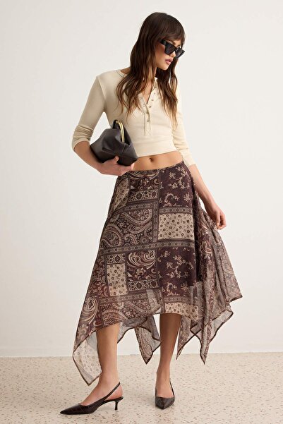 Trendyol Collection تنورة شيفون ميدي غير متماثلة منخفضة الخصر بنقوش عرقية TWO...