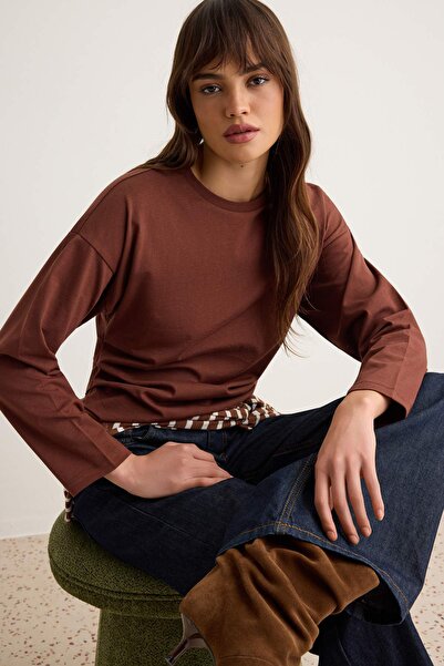 Trendyol Collection تي شيرت بني محبوك TWOAW27TS00117