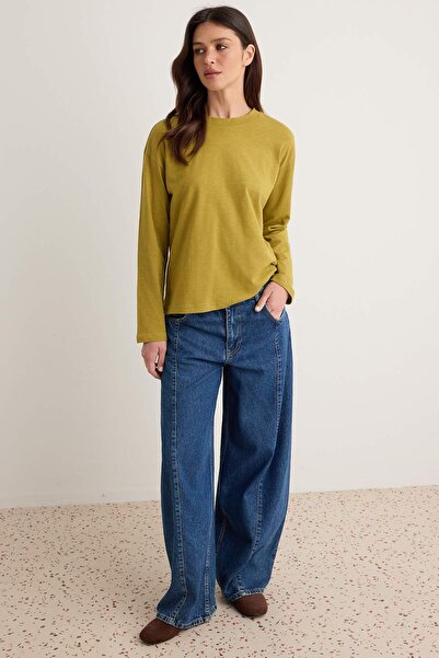 Trendyol Collection تي شيرت محبوك من القطن الكاكي الفاتح شفاف وعادي بياقة دائ...