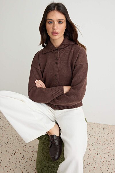 Trendyol Collection كارديجان تريكو ناعم ذو ياقة عالية باللون البني أكثر استدا...